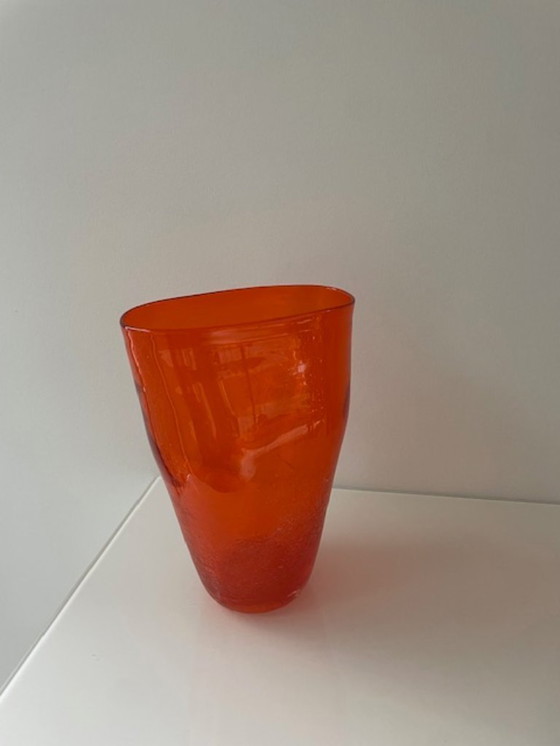 Image 1 of Jarrón soplado a mano en vidrio naranja intenso.