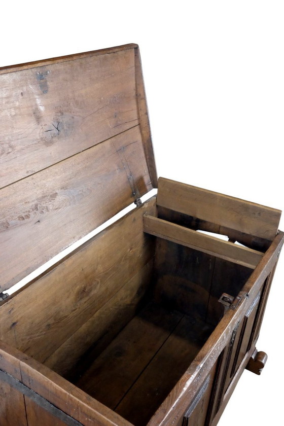 Image 1 of 18de eeuwse Hollandse eikenhouten kist. 