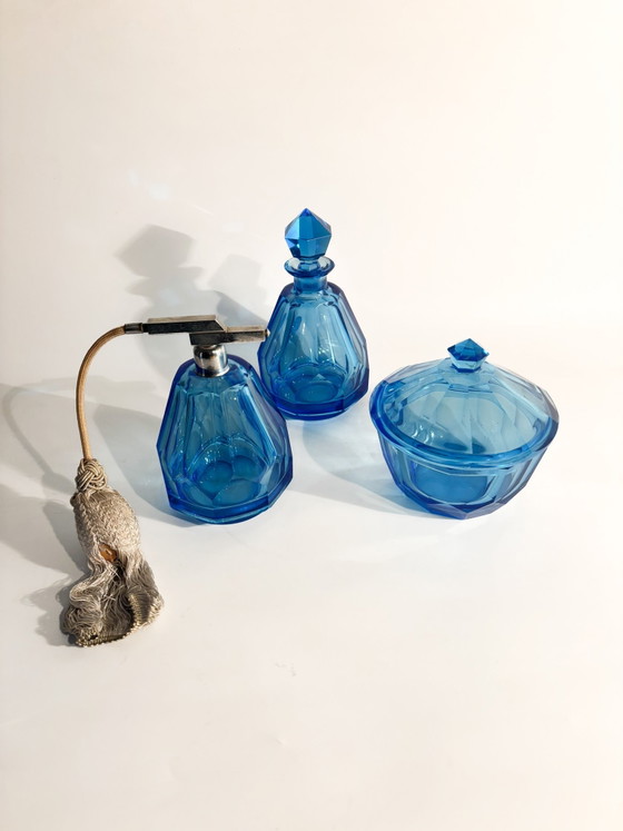 Ensemble de toilette en verre bleu clair des années 1950 – Objets déco, Glass (photo 2 of 9)