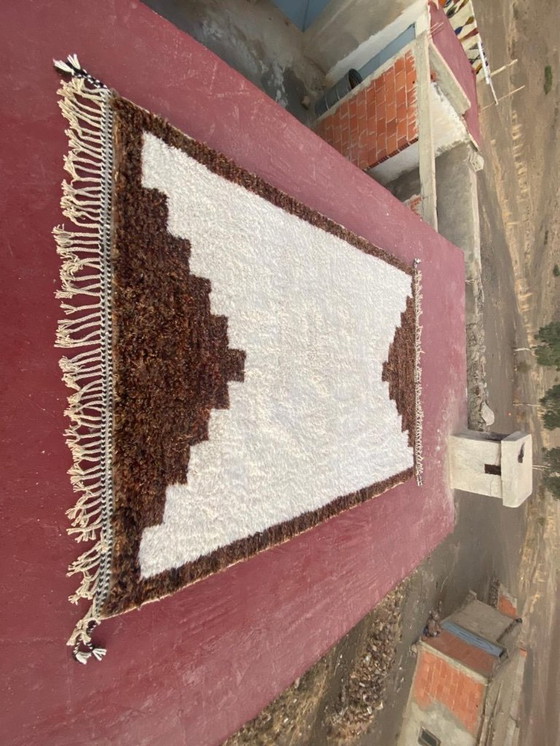 Image 1 of Groot handgemaakt Beni Ouarain tapijt 300×200 cm – Marokkaans Berber wollen tapijt – Minimalistisch ivoor & bruin patroon