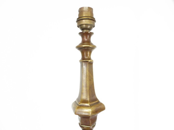 Image 1 of Lampe aus massiver Bronze, dreibeiniger Sockel mit Schnörkeln, neugotischer Stil, spätes 19. Jahrhundert