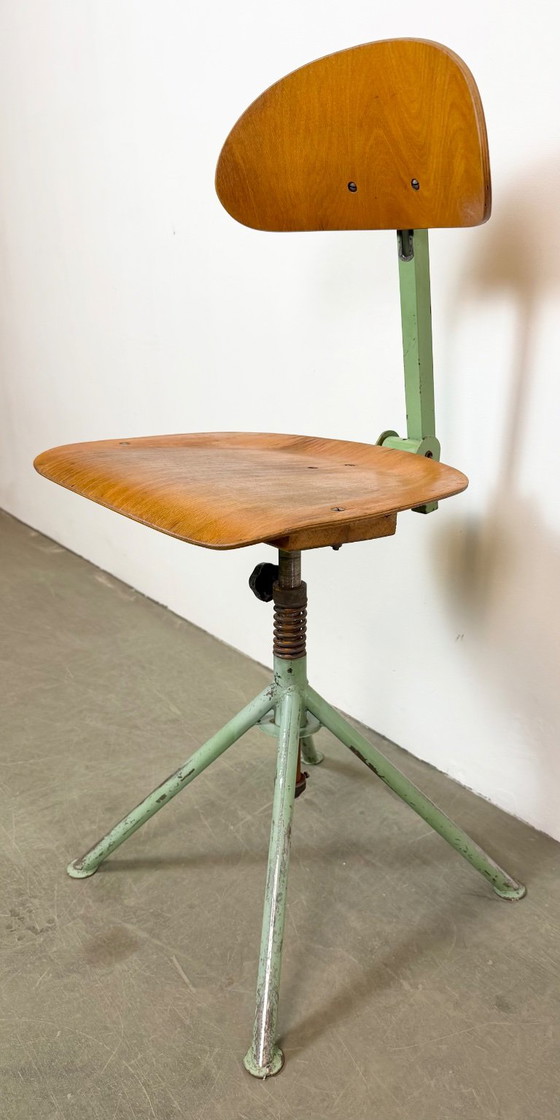 Chaise d'atelier industrielle verte, années 1950 – Tabourets, Iron (photo 9 of 18)