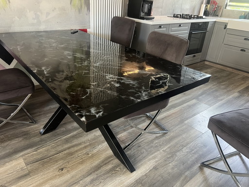 Tafel ontmoette 6 gestolen