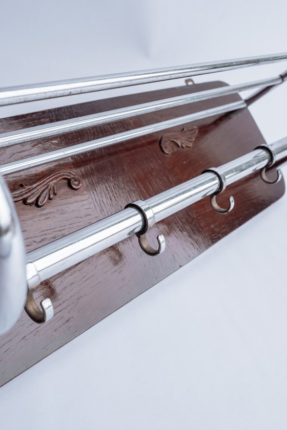 Image 1 of Perchero antiguo de madera con estante para sombreros y ganchos cromados.