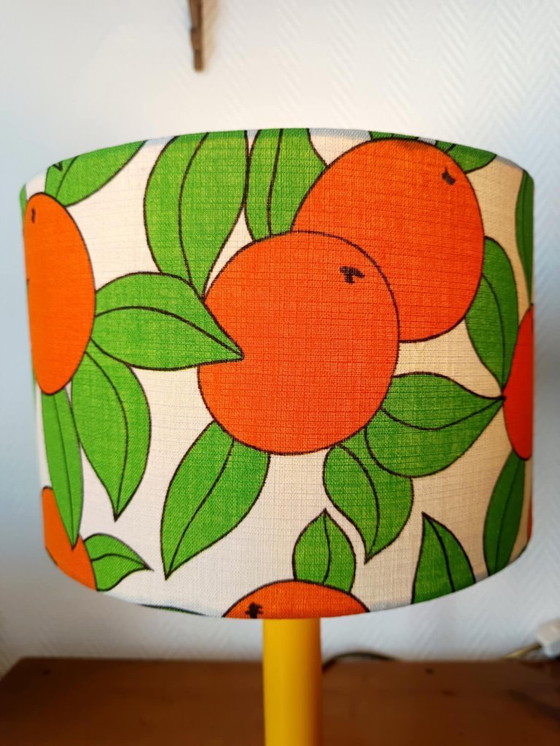 Image 1 of Lampe céramique jaune et abat jours aux oranges vintage 
