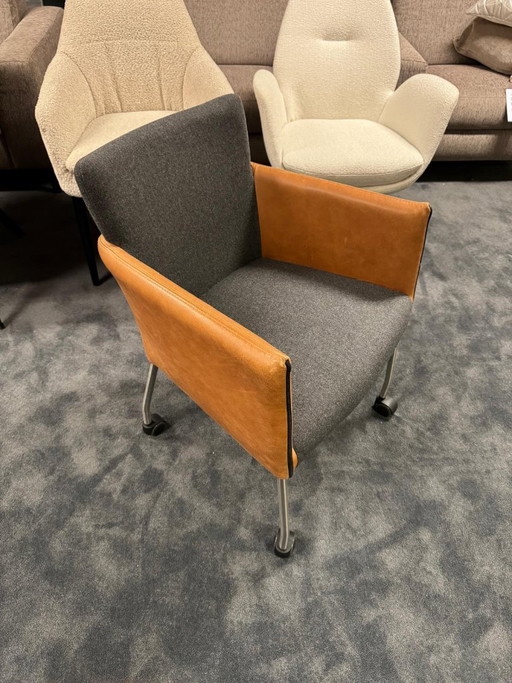 HOLA. Sillón de diseño en cuero y tela.