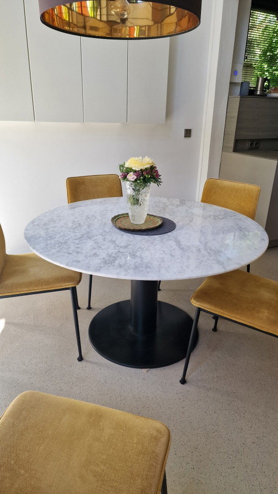 Image 1 of Table de salle à manger Gubi 2.0, marbre blanc, 130 cm