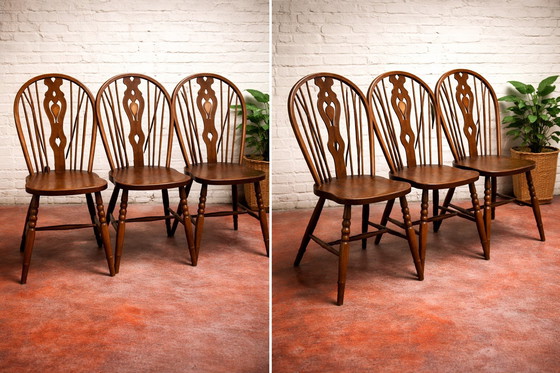 Image 1 of Prachtige Set van 3 Originele Engelse 'Wheelback' Windsor Stoelen | Massief Hout | Harlequin-Collectie | Tijdloos Ambacht