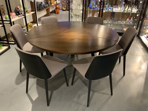 QLIV Side-to-Side runder Esstisch, ⌀ 160 cm, in der Ausführung Coal Black. Ein Entwurf der niederländischen Designmarke QLIV Stu