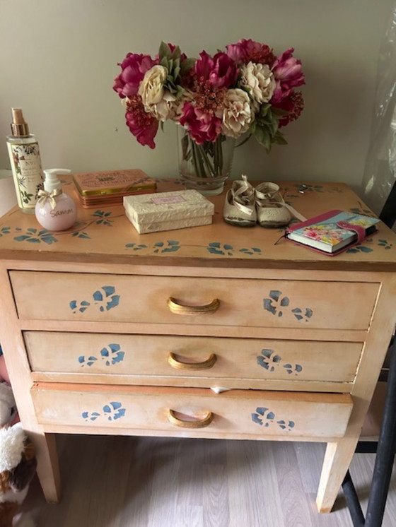 Image 1 of Set vintage dipinto a mano - cassettiera e vetrina - romantico e unico