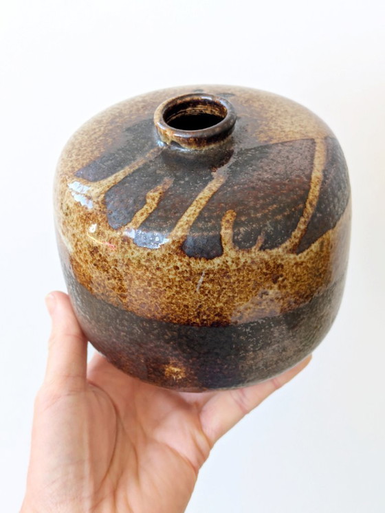 Image 1 of Vaso vintage rotondo in ceramica Studio Pottery |Smalto marrone e crema a goccia | Ceramica moderna del Medioevo