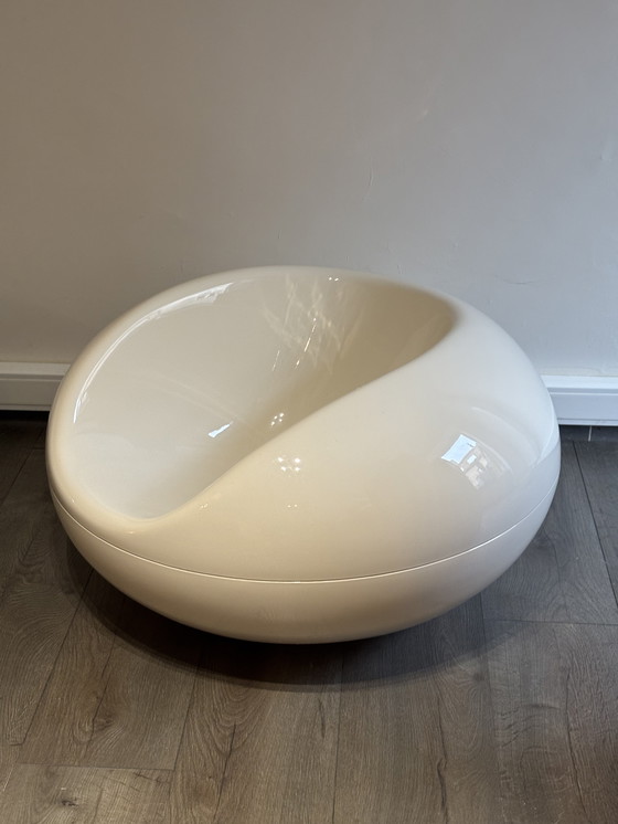 Image 1 of Set of two Pastil armchairs in white – Design icons by Eero Aarnio (1967)