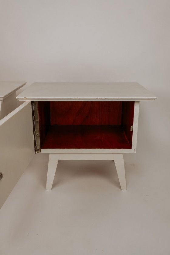 Image 1 of Set van 2 witgeverfde houten nachtkastjes, jaren 60