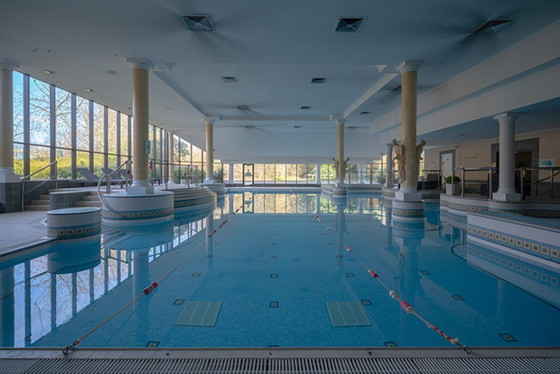 Image 1 of Piscina vuota — fotografia a colori montata su Dibond 100x150 cm