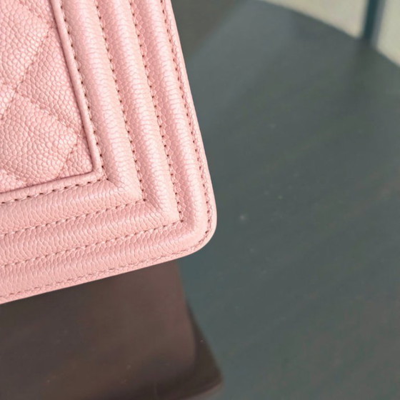 Image 1 of Borsa Chanel Boy Medium - Caviar 25 cm trapuntata rosa chiaro con finiture dorate Serie 25