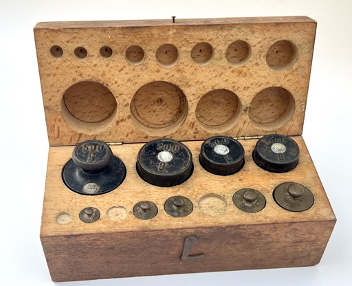 Antique set of weights in original wooden box – apothecary/laboratory weights