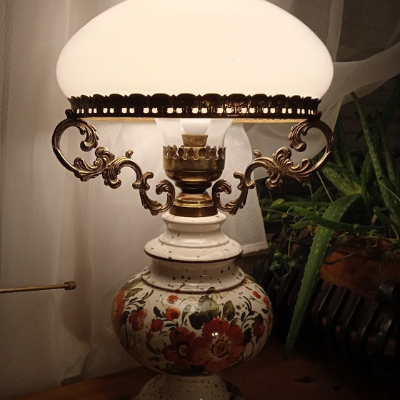 Image 1 of Lampe de table Majolica Sturm-Design en céramique italienne vintage, avec verre blanc dépoli et motifs floraux.