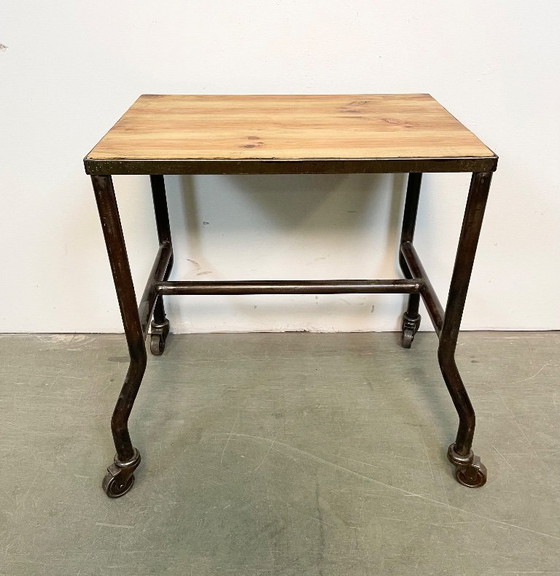 Image 1 of Table industrielle sur roulettes, années 1960