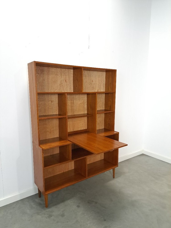 Image 1 of Vitrine danoise en teck haut de gamme avec bar