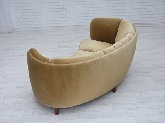 Image 1 of Deense "Banana" driezitsbank uit de jaren 60, origineel olijfgroen meubelvelours.