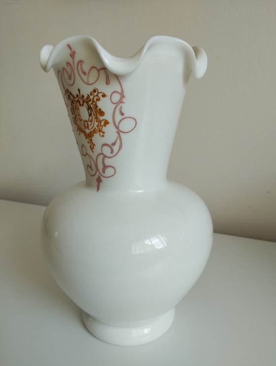 Image 1 of Vaso in opalino bianco con medaglione dorato