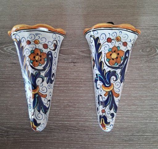 2 Deruta wall vases