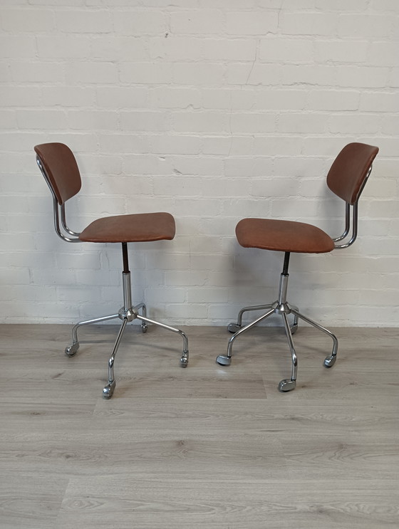 Image 1 of Jaren 50 bureau stoelen, in hoogte verstelbaar 