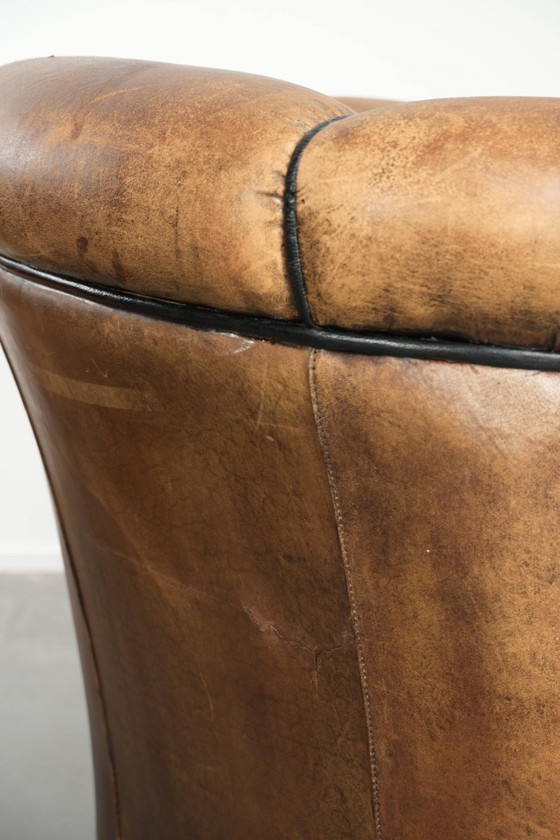 Image 1 of Ensemble robuste de 2 fauteuils club vintage en peau de mouton de style anglais