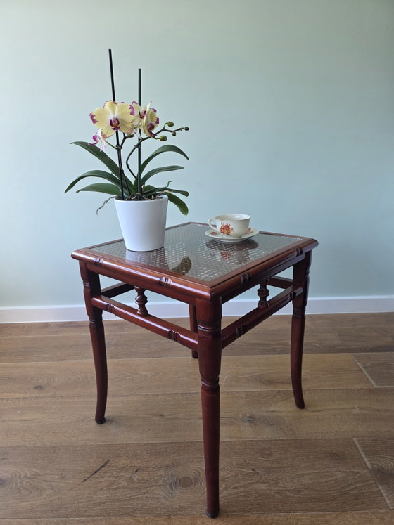 Image 1 of Vintage faux bamboo bijzettafel met glas en Weens vlechtwerk