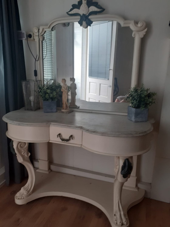 Image 1 of Tocador victoriano con tapa de mármol y patas de león