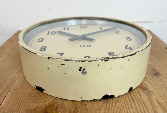 Image 1 of Reloj de pared industrial color beige de IBM, década de 1950.