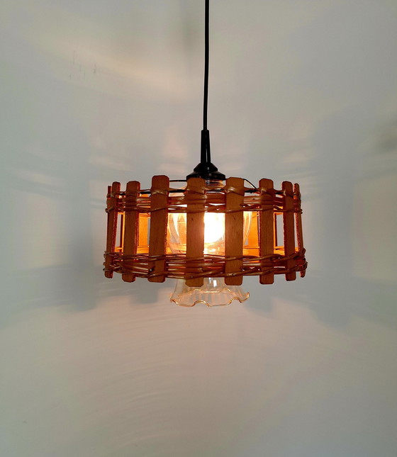 Image 1 of Vintage rieten hanglamp, houten rustieke hanglamp, retro keuken jaren 80, boerderij armatuur