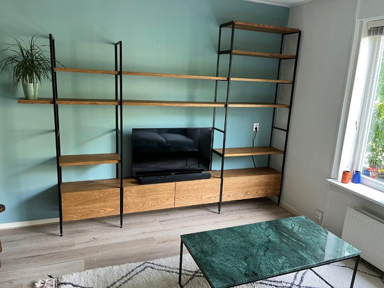 Image 1 of Mueble de pared de roble con cajones y espacio para TV