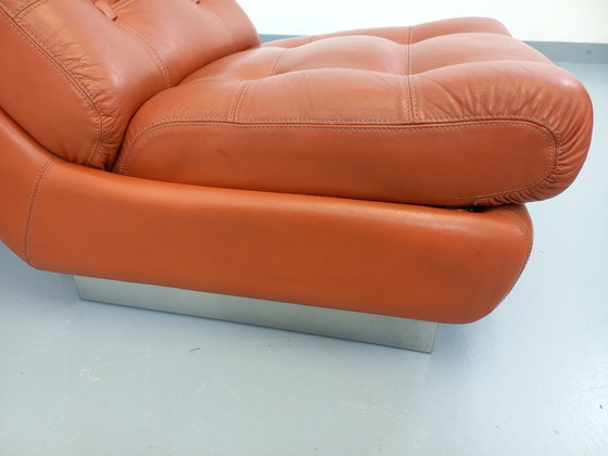 Image 1 of Vintage Roche Bobois-fauteuil in chroom en tegelkleurig leer uit de jaren 70.