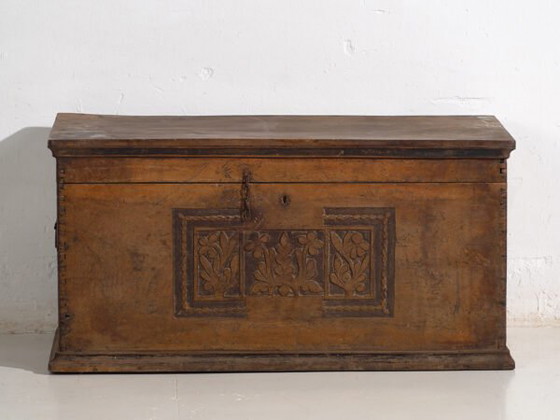 Coffre ancien avec motifs floraux gravés (c.1850) #14 – Commodes, Rustic (photo 22 of 40)