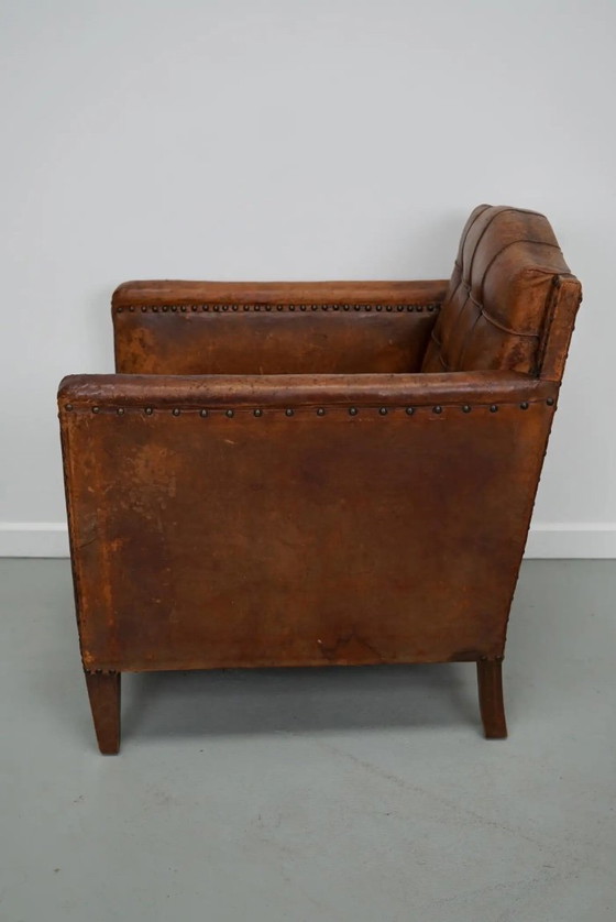 Image 1 of Antieke Franse cognackleurige leren clubfauteuil met knooprug
