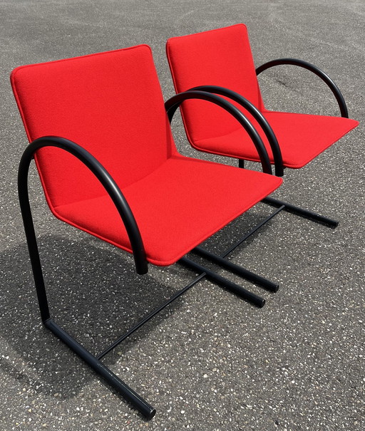 Set of 2 red Metaform Circle dining chairs