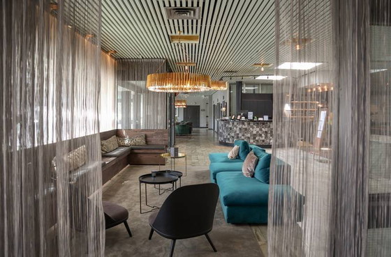 Image 1 of Grande lampe suspendue au design doré