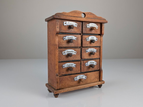 Image 1 of Armoire à épices murale rustique espagnole en bois avec étiquettes en céramique, années 1930