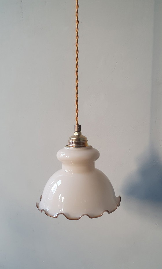 Image 1 of Vintage kleine glazen hanglamp met decoratie rand in bruintint. 
