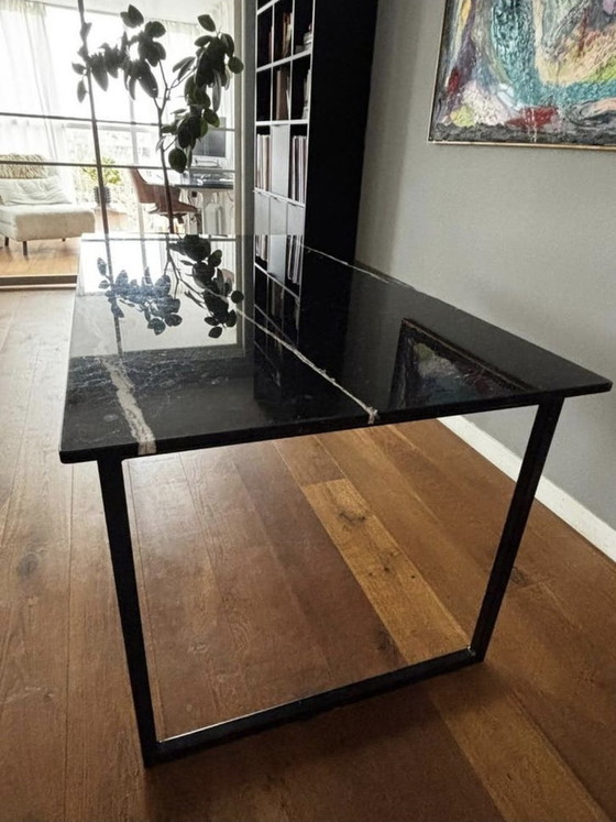 Image 1 of Table de salle à manger en marbre Nero Marquina, 160 x 90 cm, piètement en acier

