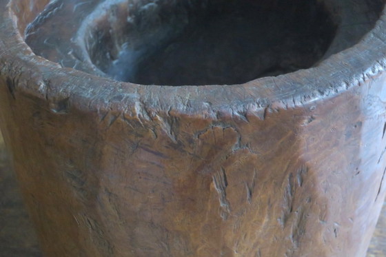 Image 1 of Table basse ancienne à mortier sculptée à la main avec plateau circulaire en verre