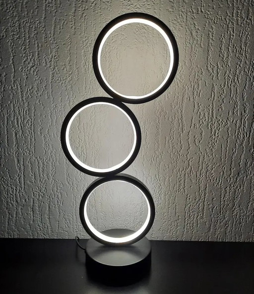 Lampe de table au design moderne avec différents niveaux de lumière et fonction de gradation