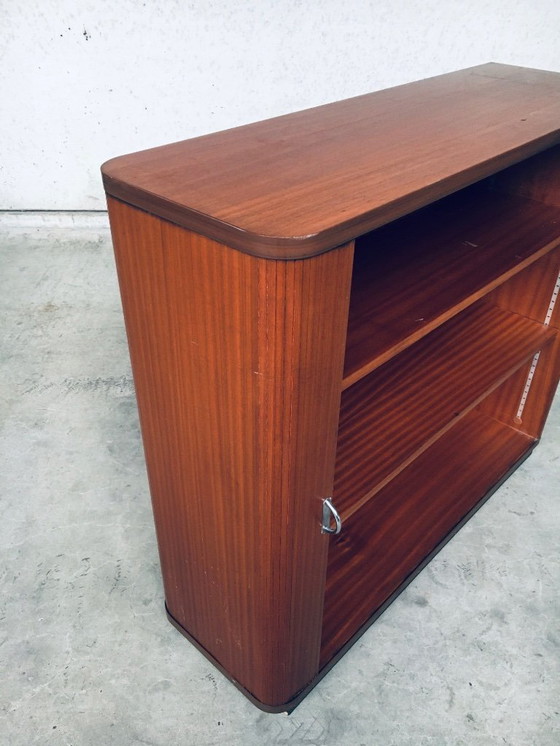 Image 1 of Archivador con puertas correderas de diseño moderno de mediados de siglo, Bélgica, años 60