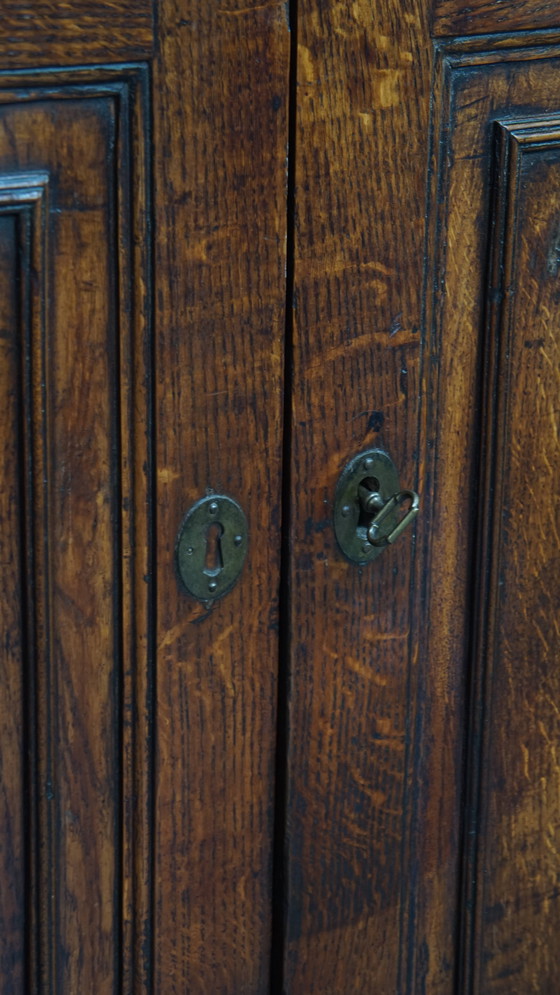 Image 1 of Ancienne armoire anglaise à 2 portes du 18ème siècle