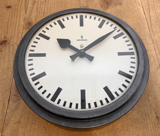 Image 1 of Reloj de pared industrial negro de Siemens, década de 1950.