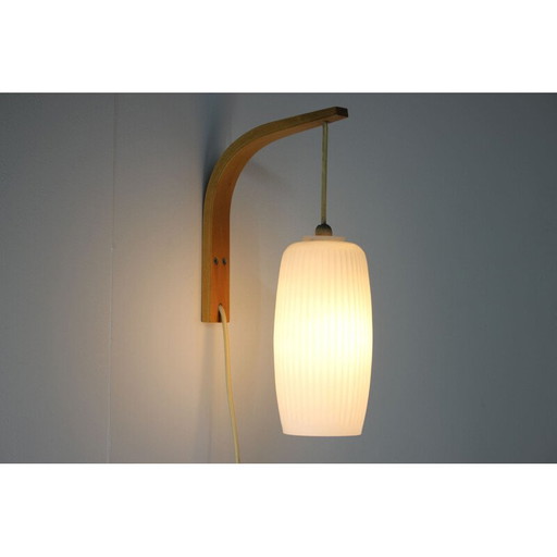 Lámpara de pared danesa vintage de cristal y madera, años 60