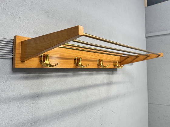 Image 1 of Appendiabiti vintage di metà secolo: legno e ottone, design senza tempo