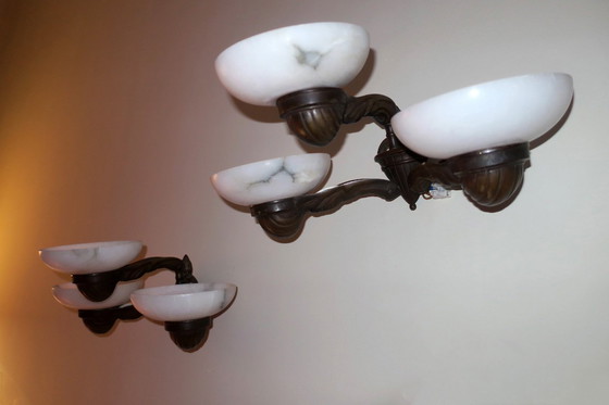 Image 1 of Paar antieke bronzen en albasten wandlampen met drie armen, 1910