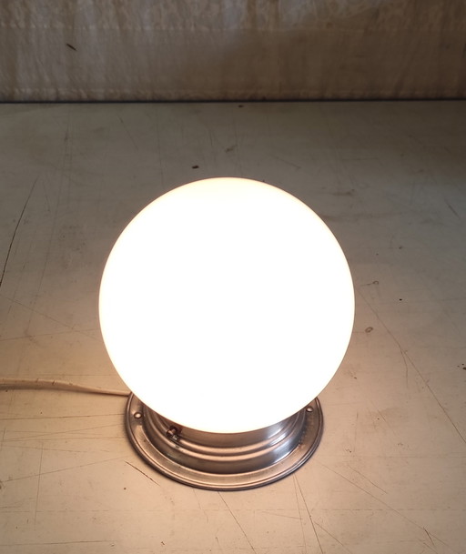 Lámpara de techo o de pared Art Déco con globo opalino - mediados del siglo XX